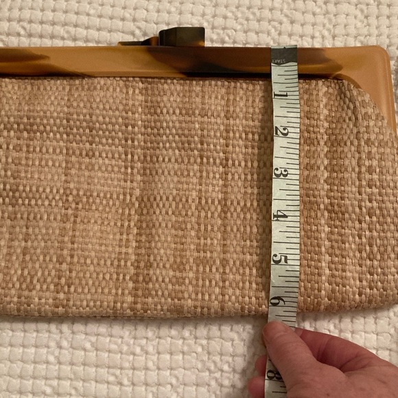 Elegant Vintage Tan Weave Clutch with Tortoise Shell Detail Made by Macy &CO. - Picture 9 of 9